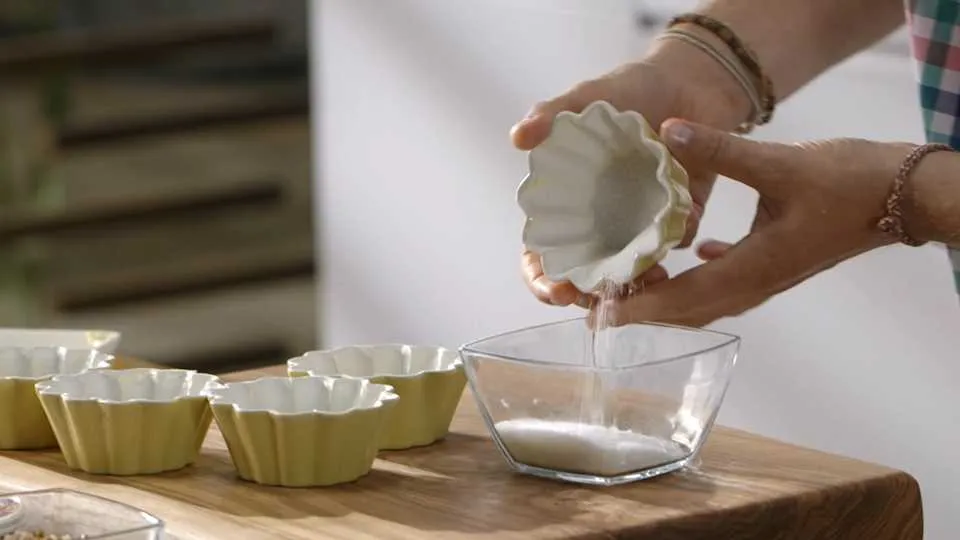 Jak wysmarować foremki przed pieczeniem?